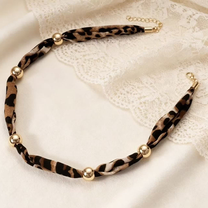 Minimalistische Halskette mit Leopardenmuster und Goldperlen - image 2