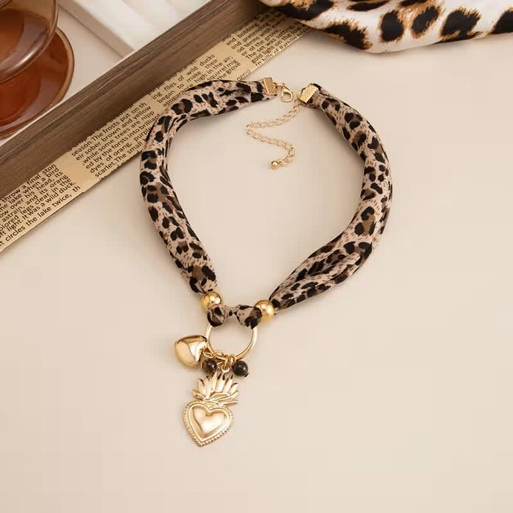 Schal-Halskette mit Leopardenmuster „Wild At Sacred Heart“ - image 1