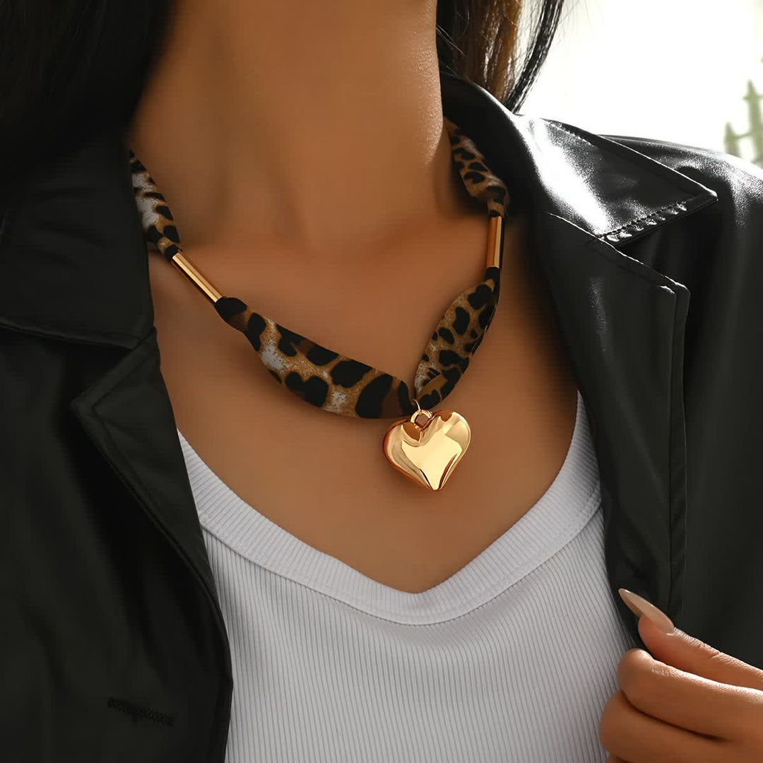 Halsband mit Schal und Halskette im Leopardenmuster „Wild Heart“ und goldenem Herzanhänger - image 3
