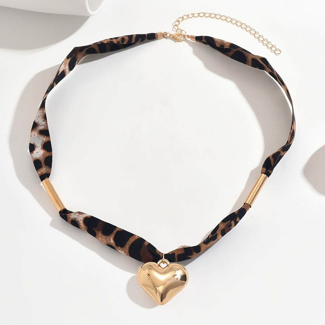 Halsband mit Schal und Halskette im Leopardenmuster „Wild Heart“ und goldenem Herzanhänger - image 1