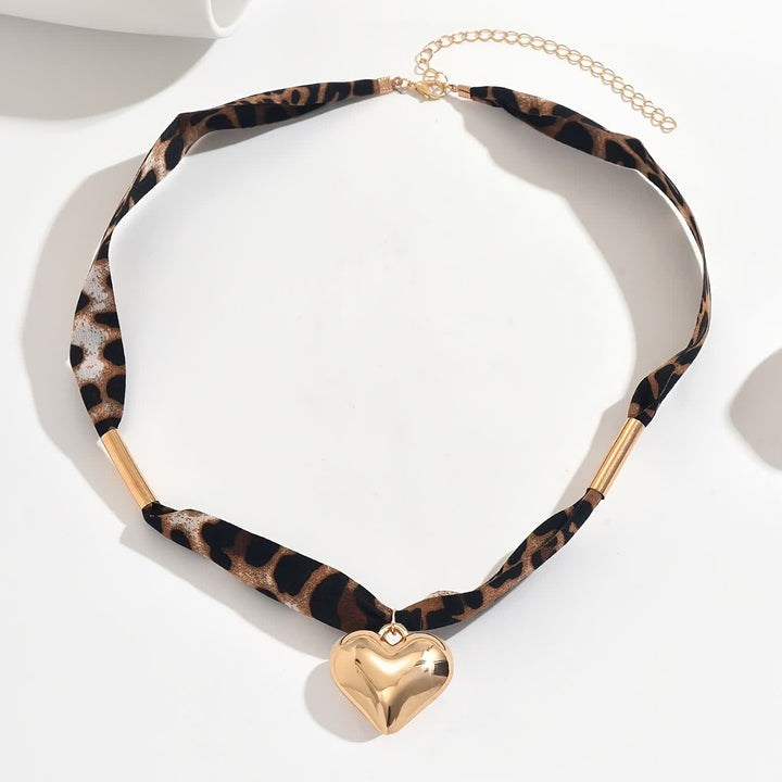 Halsband mit Schal und Halskette im Leopardenmuster „Wild Heart“ und goldenem Herzanhänger - image 1