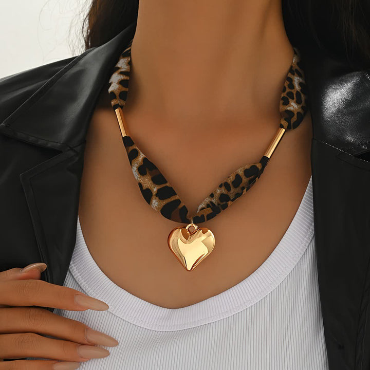 Halsband mit Schal und Halskette im Leopardenmuster „Wild Heart“ und goldenem Herzanhänger - Braun - image 0