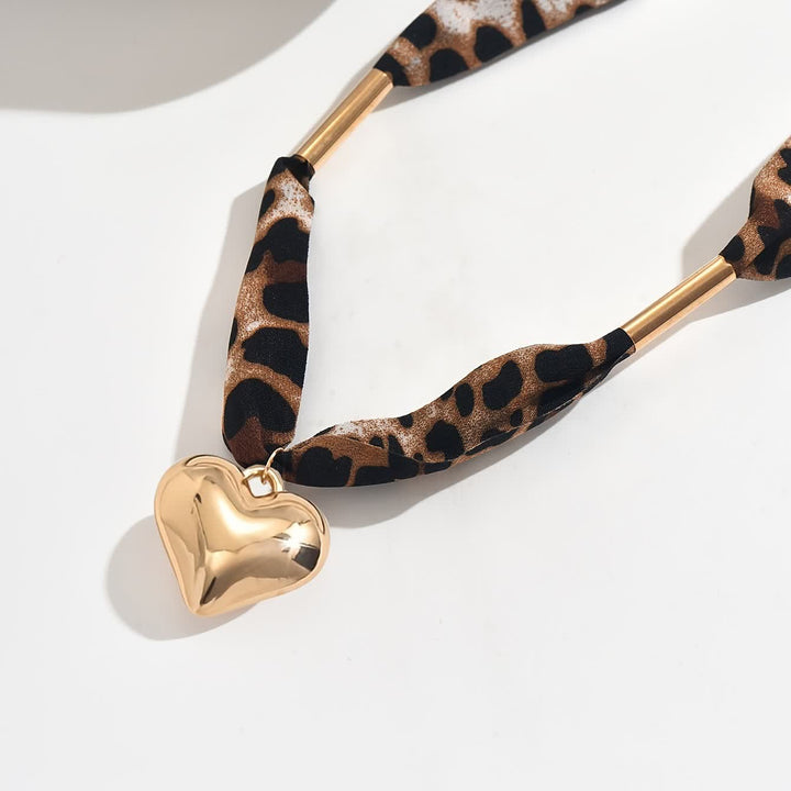 Halsband mit Schal und Halskette im Leopardenmuster „Wild Heart“ und goldenem Herzanhänger - image 2
