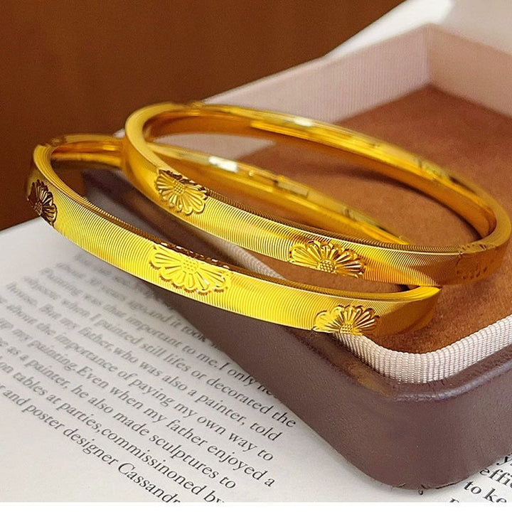 Goldfarbenes, gänseblümchenförmiges Armband mit Katzenaugen-Textur, geschlossenes Armband für Damen - Kleines Daisuke Katzenaugen-Armband (62 mm) - image 1