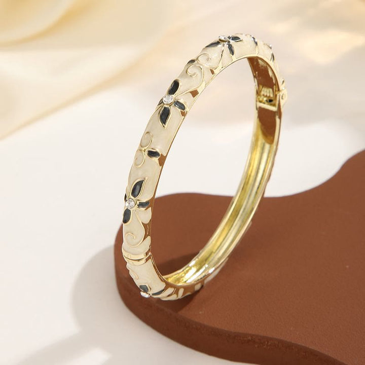 Goldfarbenes Emaille-Kleeblatt-Armband, farbenfrohes Tropfenöl-Armband für Damen - Beige & Schwarz - image 9