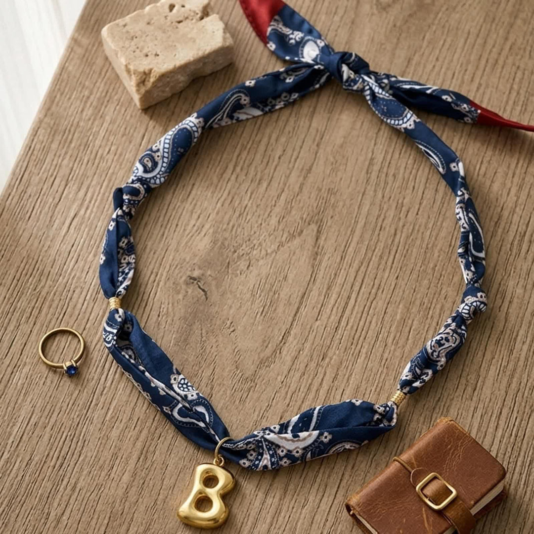 Halskette mit marineblauem Paisley-Bandana-Muster und goldenem Anhänger in Blasenform - image 1