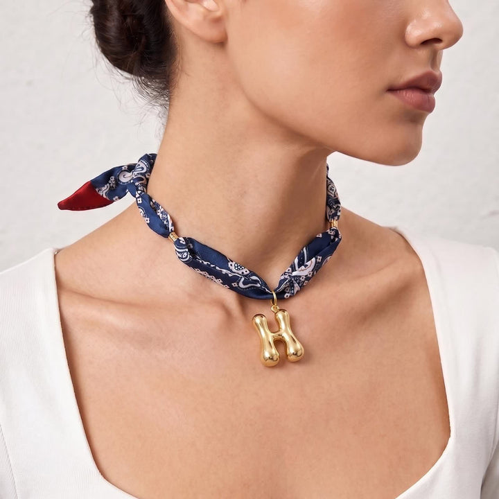 Halskette mit marineblauem Paisley-Bandana-Muster und goldenem Anhänger in Blasenform - image 5