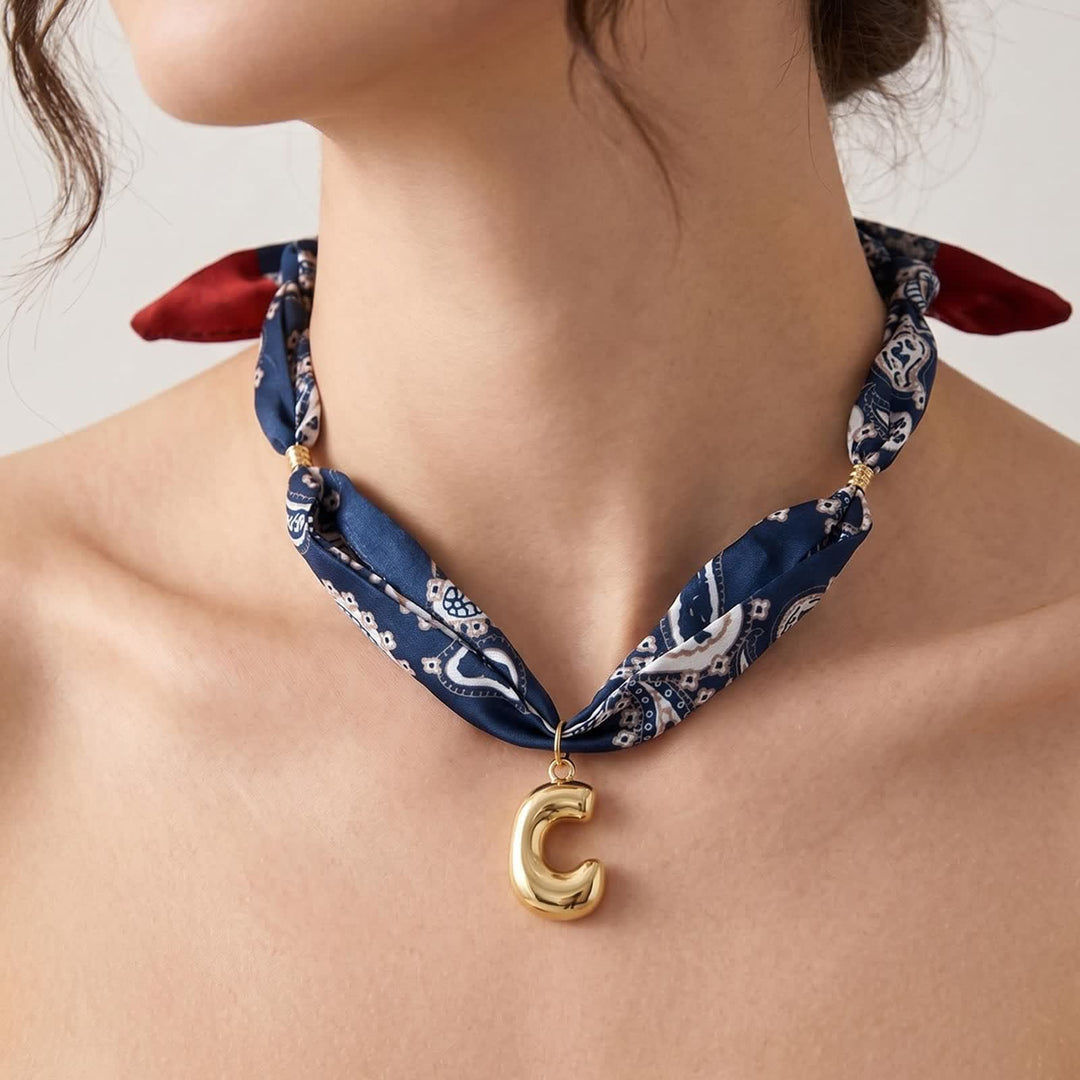 Halskette mit marineblauem Paisley-Bandana-Muster und goldenem Anhänger in Blasenform - image 4