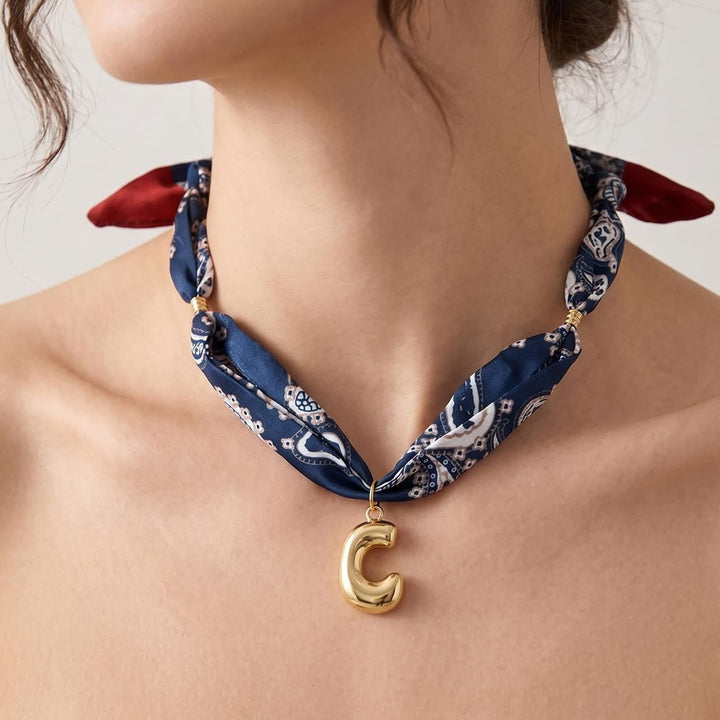 Halskette mit marineblauem Paisley-Bandana-Muster und goldenem Anhänger in Blasenform - image 4