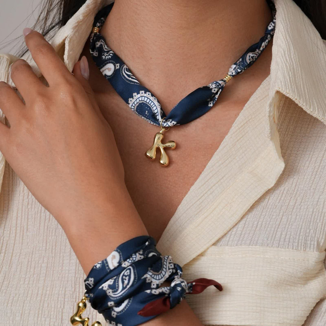 Halskette mit marineblauem Paisley-Bandana-Muster und goldenem Anhänger in Blasenform - image 3