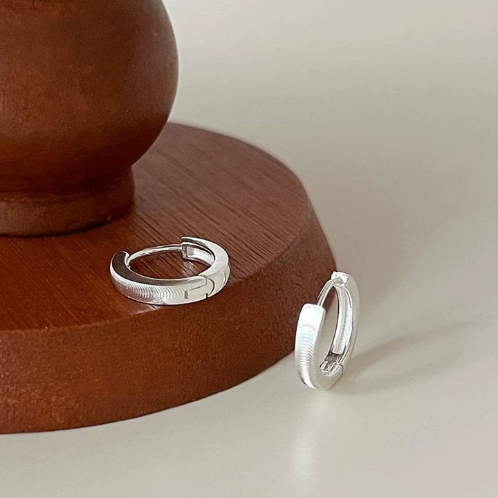 S925 Silber, strukturierte Katzenaugen-Creolen für Damen - image 3