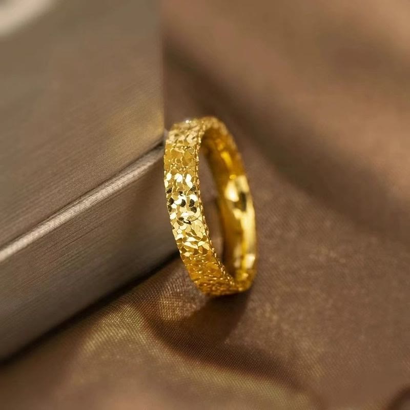 Damenring aus Titanstahl mit Crushed-Ice-Textur und Goldband - image 4