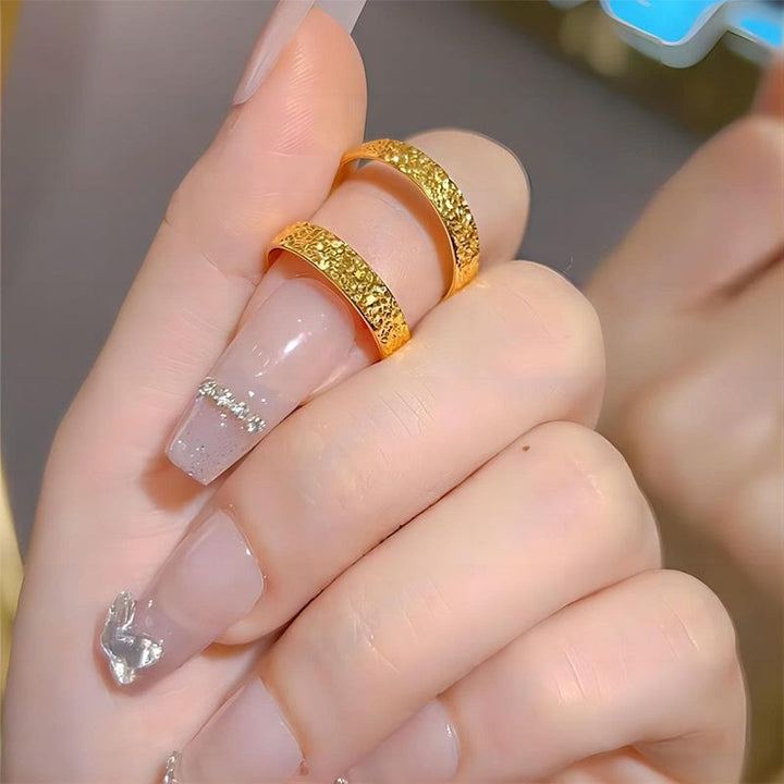 Damenring aus Titanstahl mit Crushed-Ice-Textur und Goldband - image 6