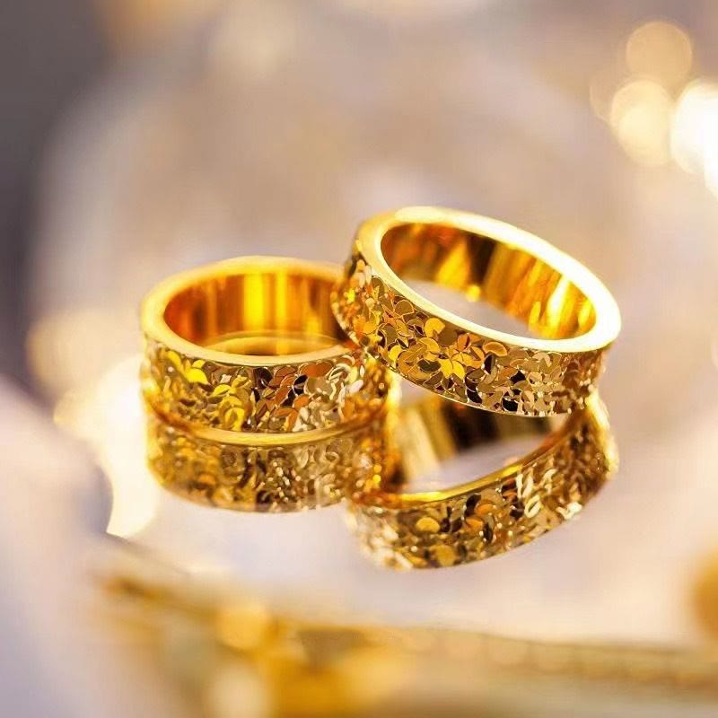 Damenring aus Titanstahl mit Crushed-Ice-Textur und Goldband - image 1