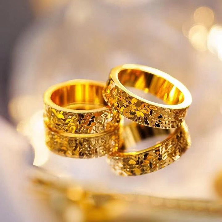 Damenring aus Titanstahl mit Crushed-Ice-Textur und Goldband - image 1