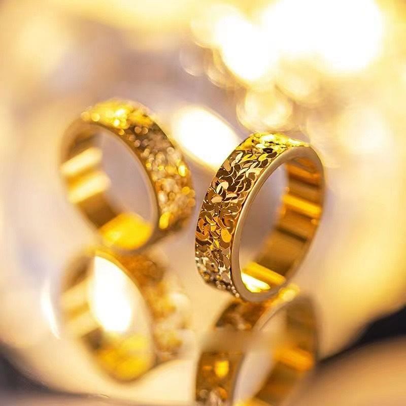 Damenring aus Titanstahl mit Crushed-Ice-Textur und Goldband - image 0