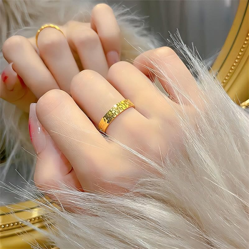 Damenring aus Titanstahl mit Crushed-Ice-Textur und Goldband - image 5