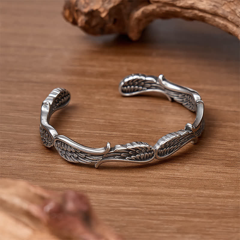 Armband mit offener Manschette und Engelsfeder im Western-Stil, inspiriert von „Fall From Heaven“. - image 3