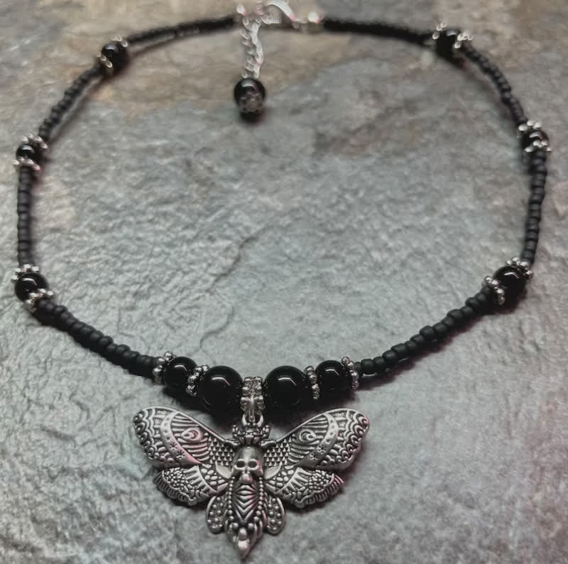 Boho-Gothic-Perlen-Totenkopffalter-Choker-Halskette - image 1