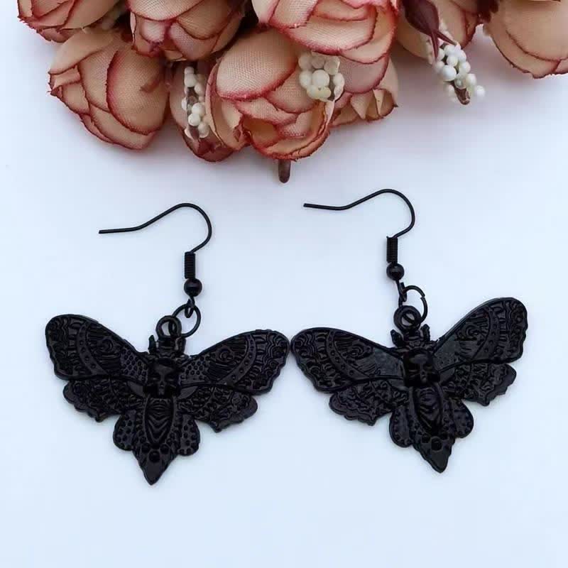 Hexenhafte Vintage-Gothic-Ohrringe mit Totenkopfmotiv und Motte - Schwarz - image 4