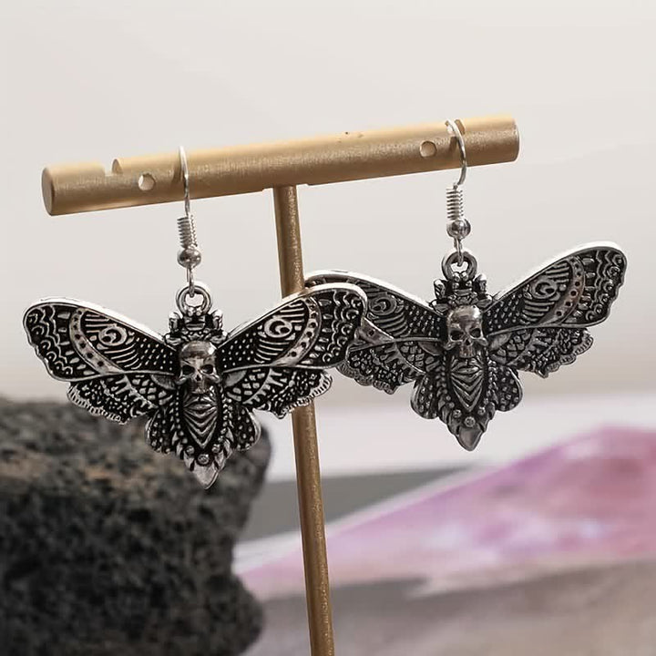 Hexenhafte Vintage-Gothic-Ohrringe mit Totenkopfmotiv und Motte - image 1