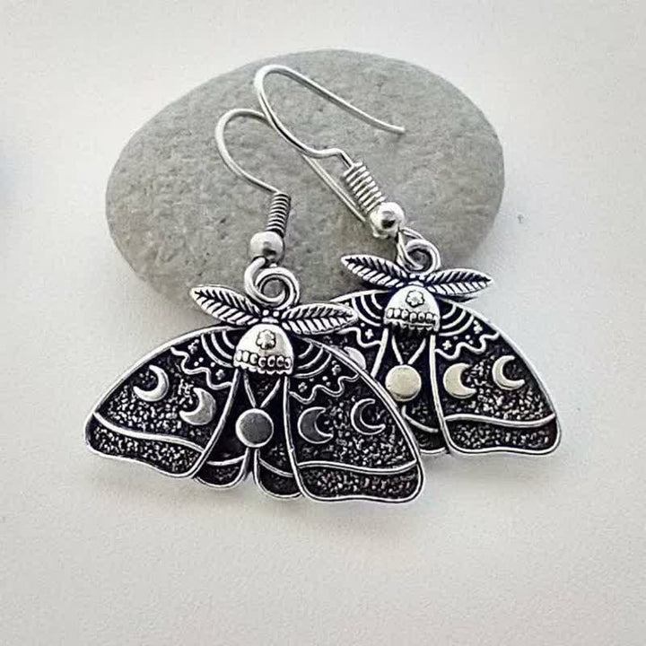 Hexenhafte Vintage-Gothic-Ohrringe mit Totenkopfmotiv und Motte - Antikes Silber - image 5