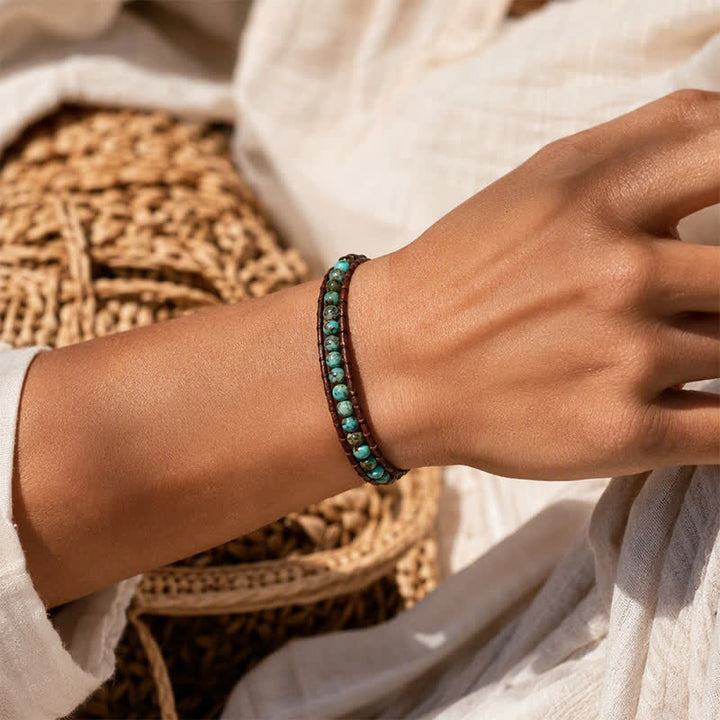 Zartes, türkisfarbenes, perlenbesetztes Boho-Wickelarmband mit verstellbarem Flechtmuster - image 1