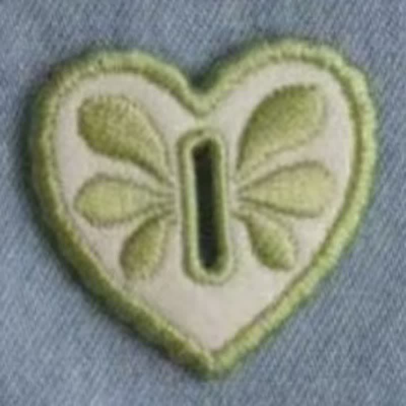 Dekorativer, herzförmiger, bestickter, abnehmbarer Accessoire-Knopfhaken - Grün - image 6