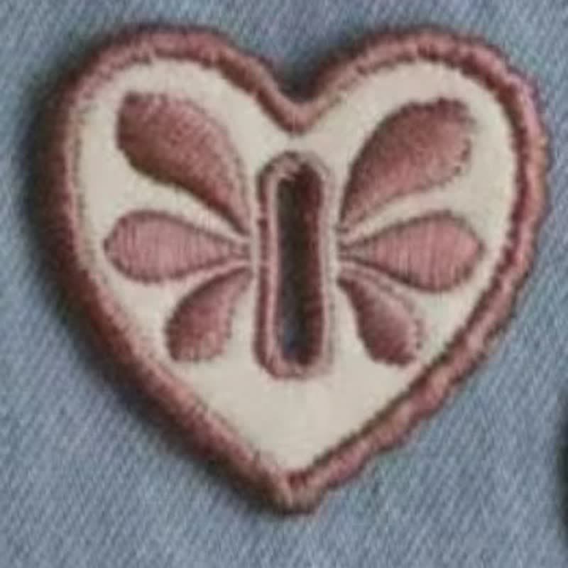 Dekorativer, herzförmiger, bestickter, abnehmbarer Accessoire-Knopfhaken - Hellrot - image 4