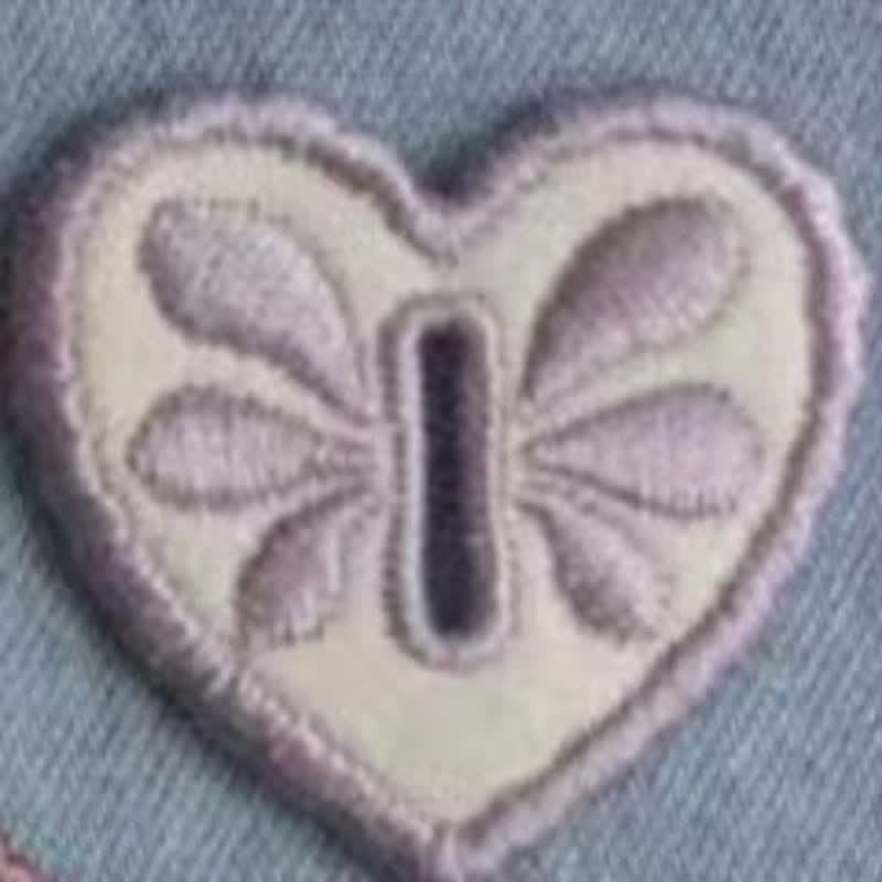 Dekorativer, herzförmiger, bestickter, abnehmbarer Accessoire-Knopfhaken - Hellrosa - image 5