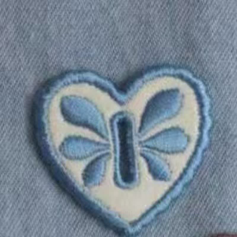 Dekorativer, herzförmiger, bestickter, abnehmbarer Accessoire-Knopfhaken - Himmelblau - image 9