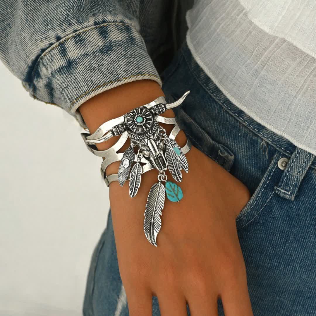 Armband mit offenem Ärmelband und Kuhschädelmotiv aus dem Südwesten, verziert mit Türkisfedern - image 1
