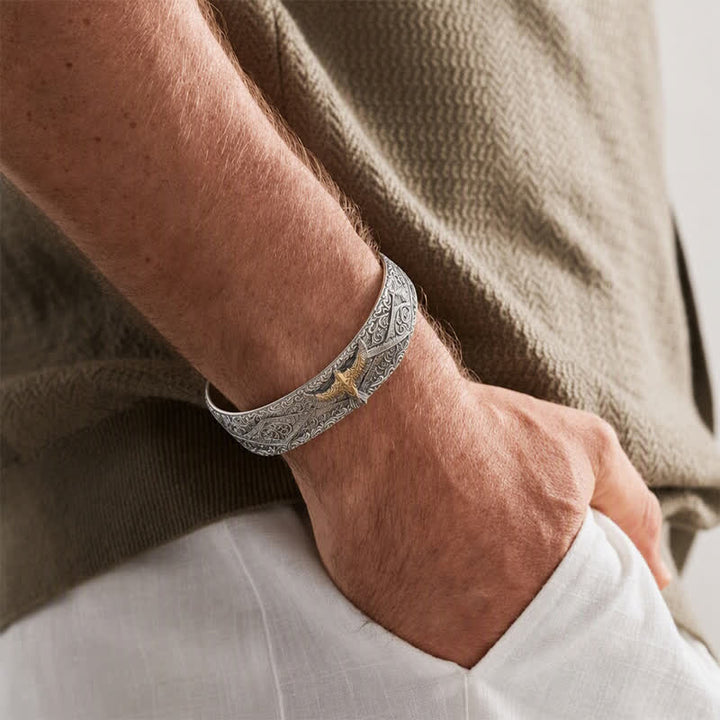 Offenes Armband mit Scrollgravur und westlichem Adlermotiv - image 1