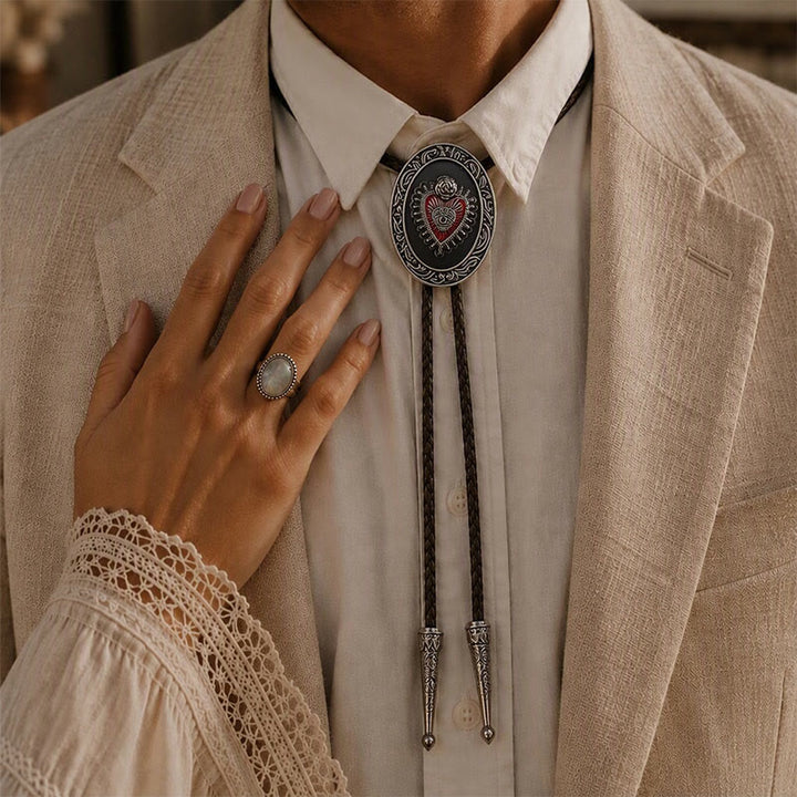 Runde rote Bolo-Krawatte mit Emaille-Motiv und Herzmotiv im Vintage-Stil - image 1