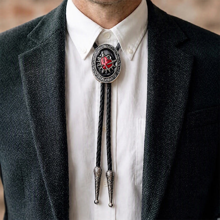 Gothic Bolo-Krawatte mit schwarzem Emaille-Flammenherz im Western-Stil - image 1