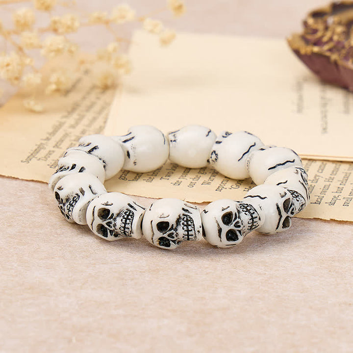 Punk-Armband mit geschnitztem Totenkopf aus Harzperlen - Weiß - image 5