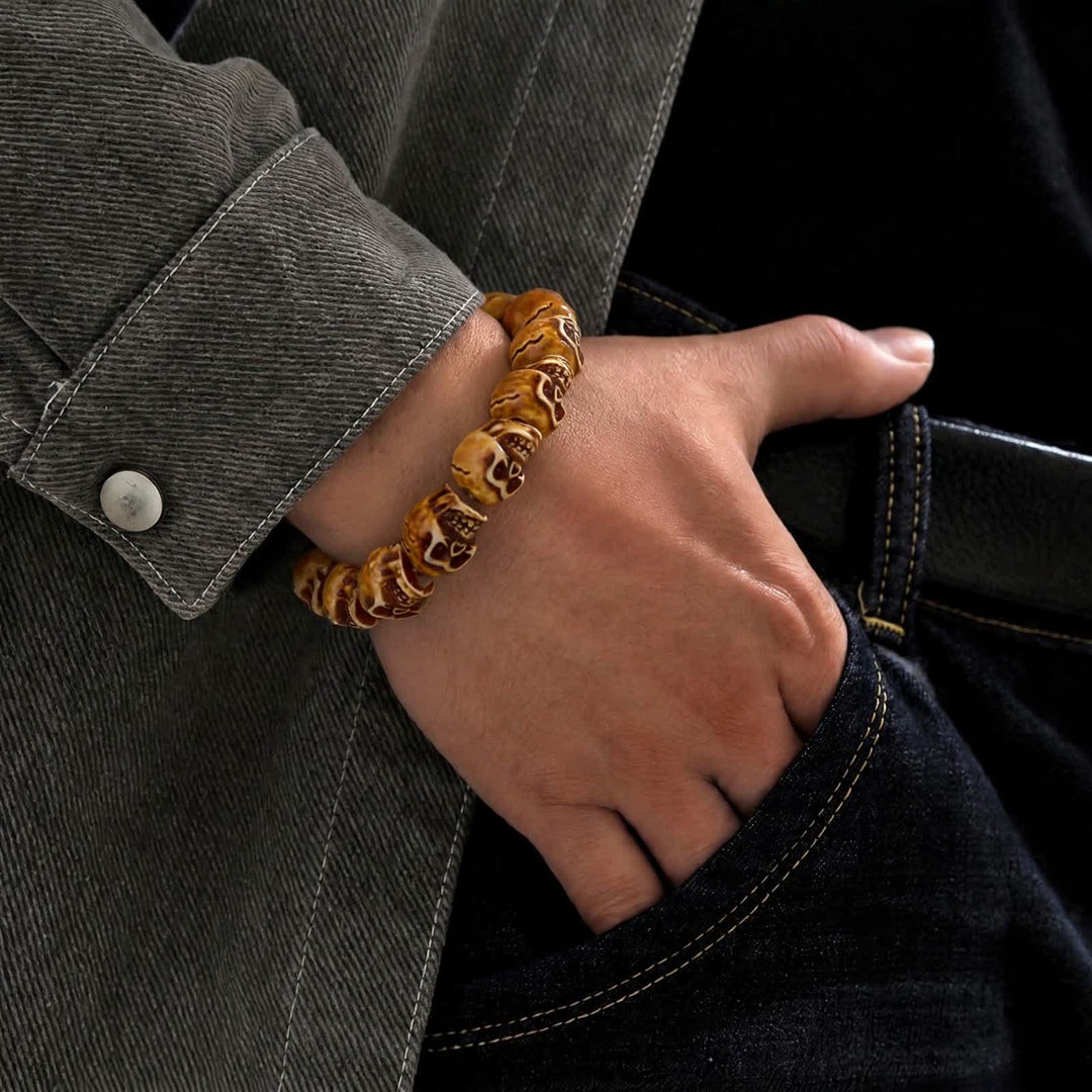 Punk-Armband mit geschnitztem Totenkopf aus Harzperlen - image 1