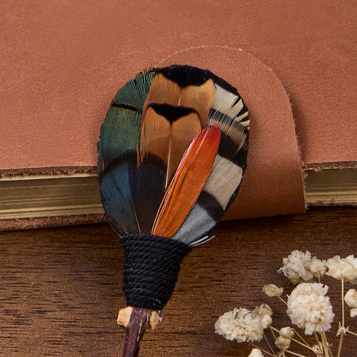Herbstliche Mosaik-Fliege mit Federn in Rostorange und Olivgrün mit Anstecknadel - image 4