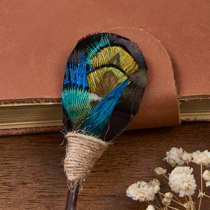 Fliege mit Pfauenfedern in Tiefschwarz und Mitternachtsblau mit Anstecknadel - image 4