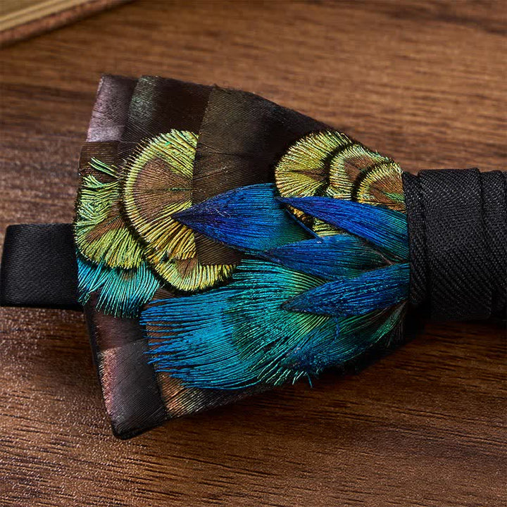 Fliege mit Pfauenfedern in Tiefschwarz und Mitternachtsblau mit Anstecknadel - image 3