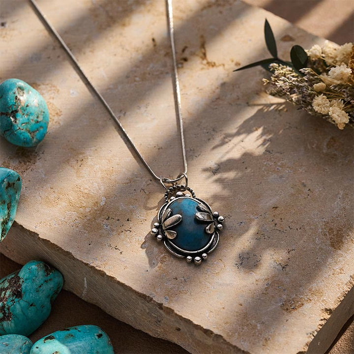 Vintage Halskette mit ovalem Anhänger aus blauem Stein und floralem Design - image 4