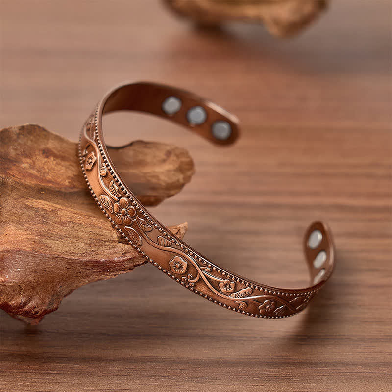 Vintage-Set aus magnetischem Armband und Ring mit floralem Prägemuster - image 2