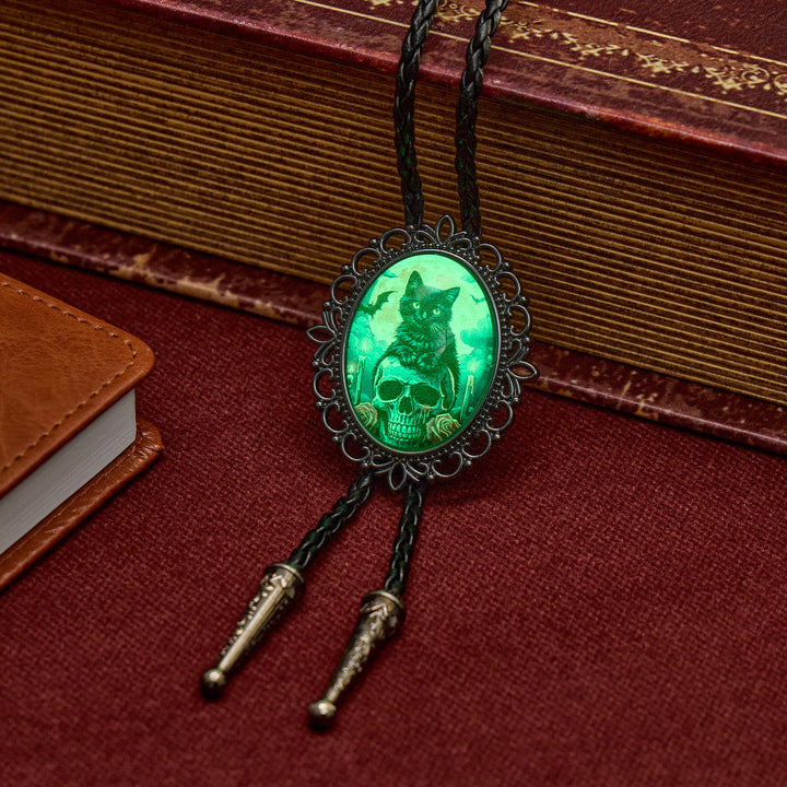 Gothic-Anhänger mit schwarzer Katze und Totenkopf, leuchtende Bolo-Krawatte - image 1