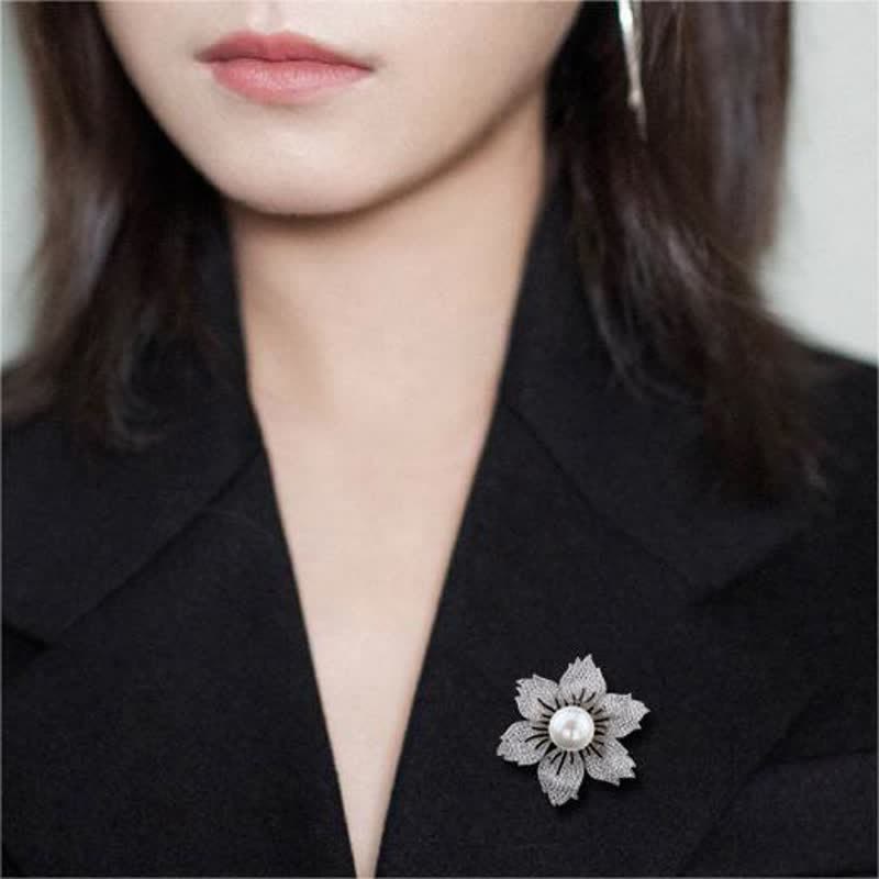 Luxuriöse Bauhinia-Brosche für Frauen mit heller Perle