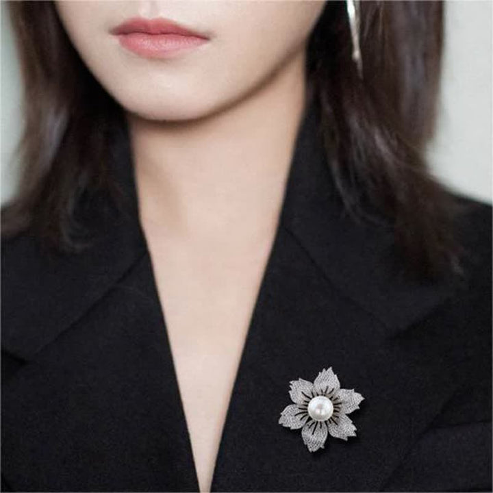 Luxuriöse Bauhinia-Brosche für Frauen mit heller Perle