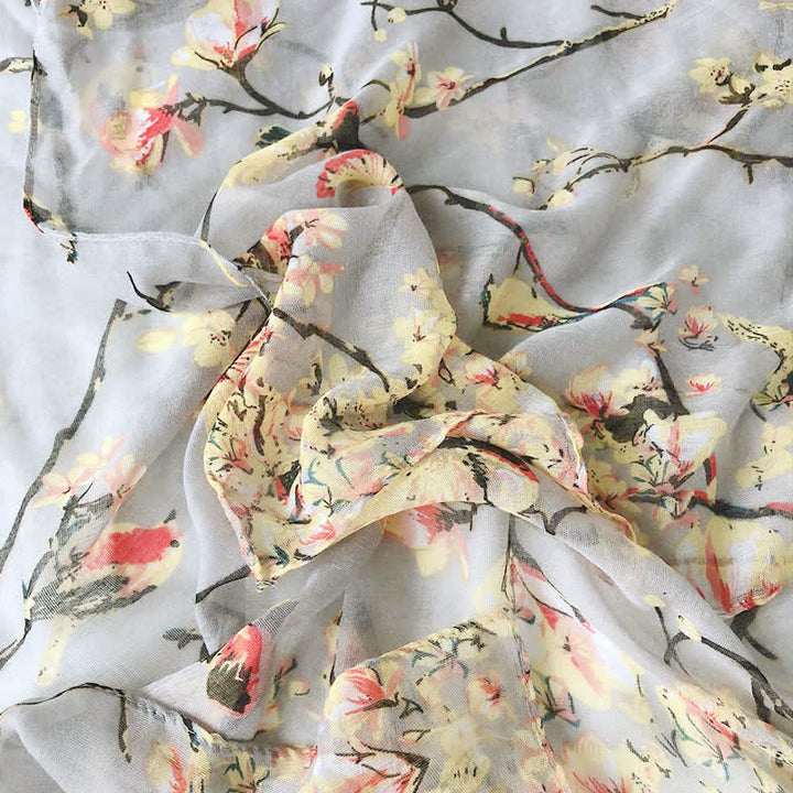 Leichter Schal mit blühenden Blumen und Vögeln für Frauen