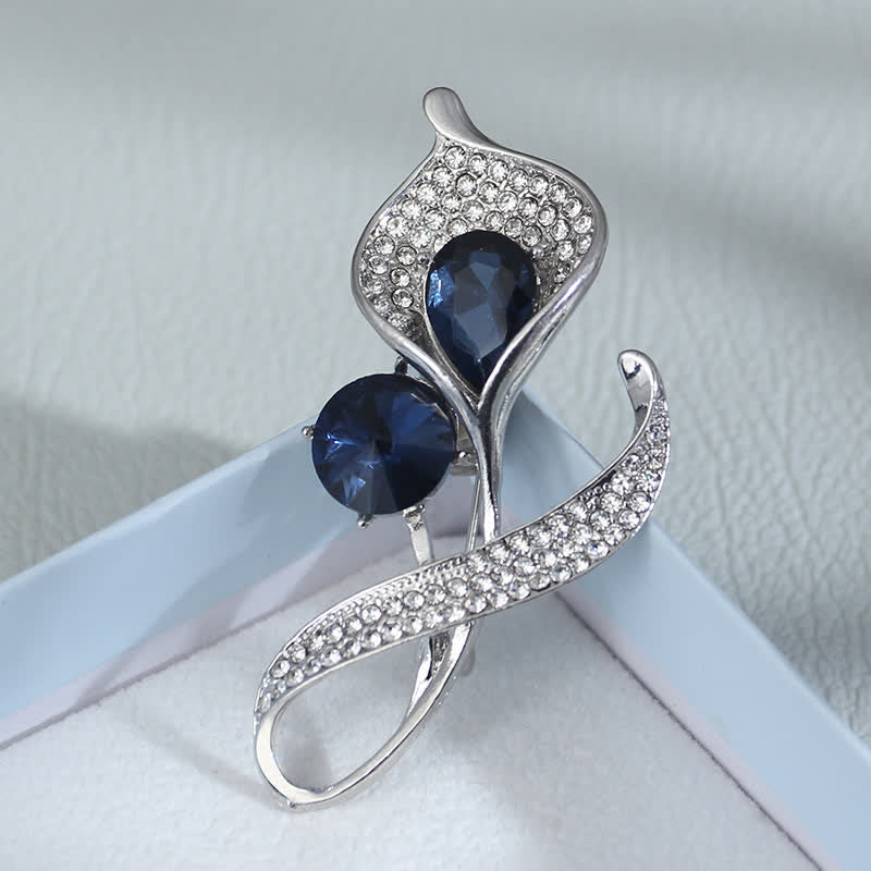 Strahlend blaue Blumenbrosche für Frauen