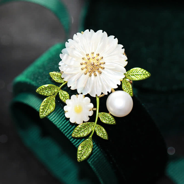 Romantische Gänseblümchen-Muschelperlen-Brosche für Frauen