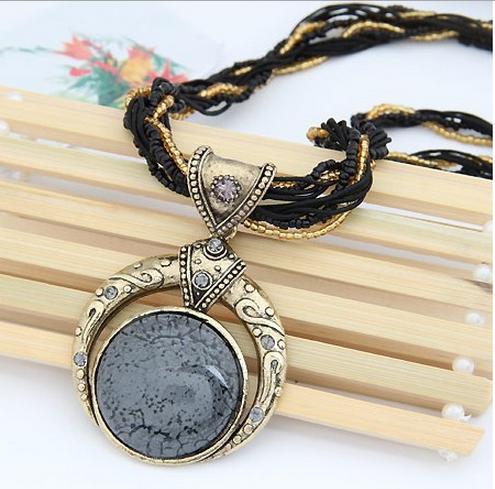 Handgefertigte Halskette im Boho-Vintage-Stil mit runden Steinen und Perlen - Schwarz - image 5