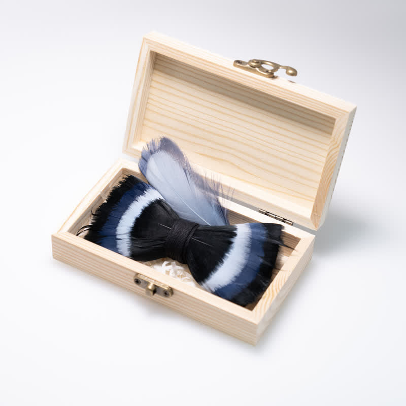 Schwarze &amp; Blaue Federfliege mit Reversnadel